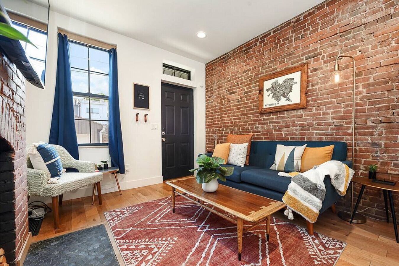 智能电视、书、立体声音响