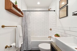 Bañera con ducha, secador de pelo, toallas, jabón