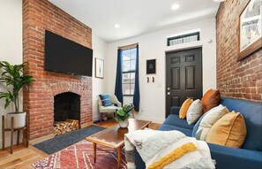 Smart-tv, bøger, stereoanlæg