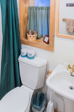 Ensemble baignoire-douche, serviettes fournies