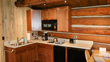 Jääkaappi, mikroaaltouuni, liesi, astianpesukone