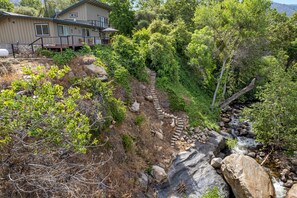 Property grounds - The River's Edge - Private Home with River Access and Spa (Three Rivers)