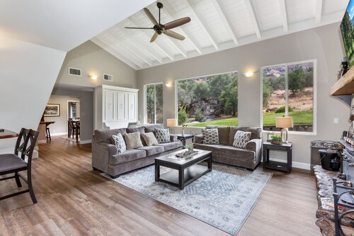 The River's Edge - Private Home with River Access and Spa