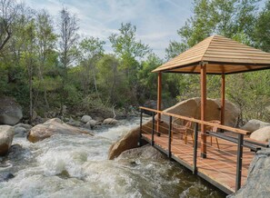 Terrace/patio - The River's Edge - Private Home with River Access and Spa (Three Rivers)