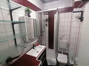 Een douche, een haardroger, handdoeken, zeep
