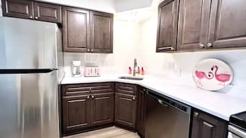 Réfrigérateur, micro-ondes, plaque de cuisson, lave-vaisselle