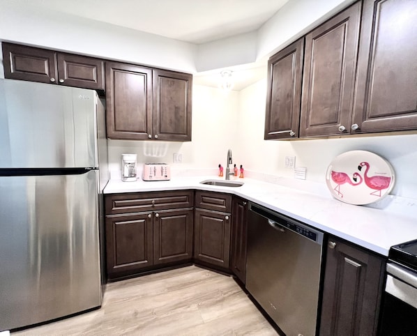 Refrigerador, microondas, placa de cocina, lavavajillas