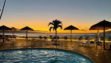 Utomhuspool och uppvärmd pool