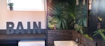 Maison à la Campagne Avec Cour Clôturé et Espace Extérieur