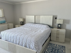 Room - Ocean Front Condo - Completely renovated !! (Satellite Beach)