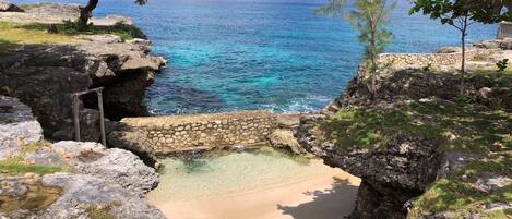 Rannalla, aurinkotuoleja, rantapyyhkeitä