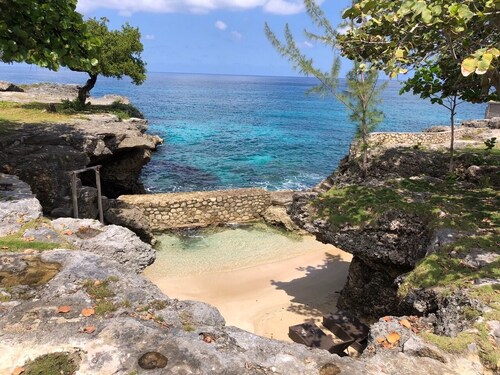 Luxury Oceanfront Villa @ Chukka Cove, St Ann, private deck, sleeps upto 6, cook