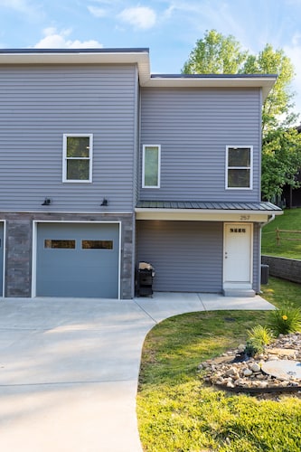 Quiet and cozy new townhome minutes from the mall exit.