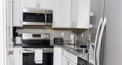 Quiet and cozy new townhome minutes from the mall exit.