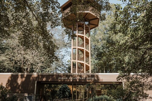 Scenic Views, king bed, Quiet Retreat, Projector Room with 2 Canine Friends