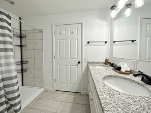 Ensemble douche/baignoire, sèche-cheveux, serviettes fournies, savon