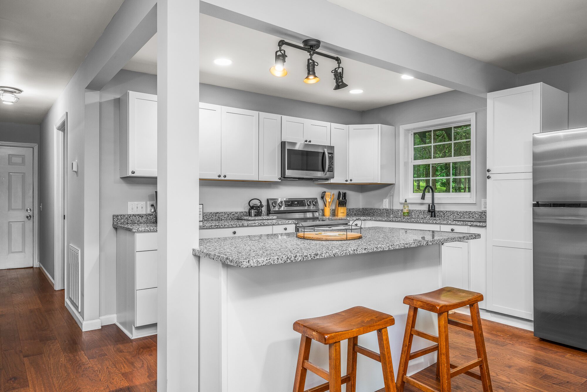 冷蔵庫、電子レンジ、オーブン、コンロ