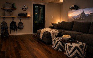 Smart TV, fireplace, DVD player, books - River & Mountain Views. Theater Room + Fire Pit. Near Waterfalls & Nashville (Carthage)
