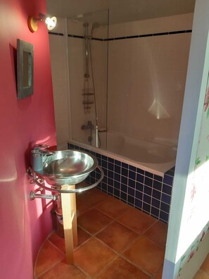 Ducha, toallas y papel higiénico