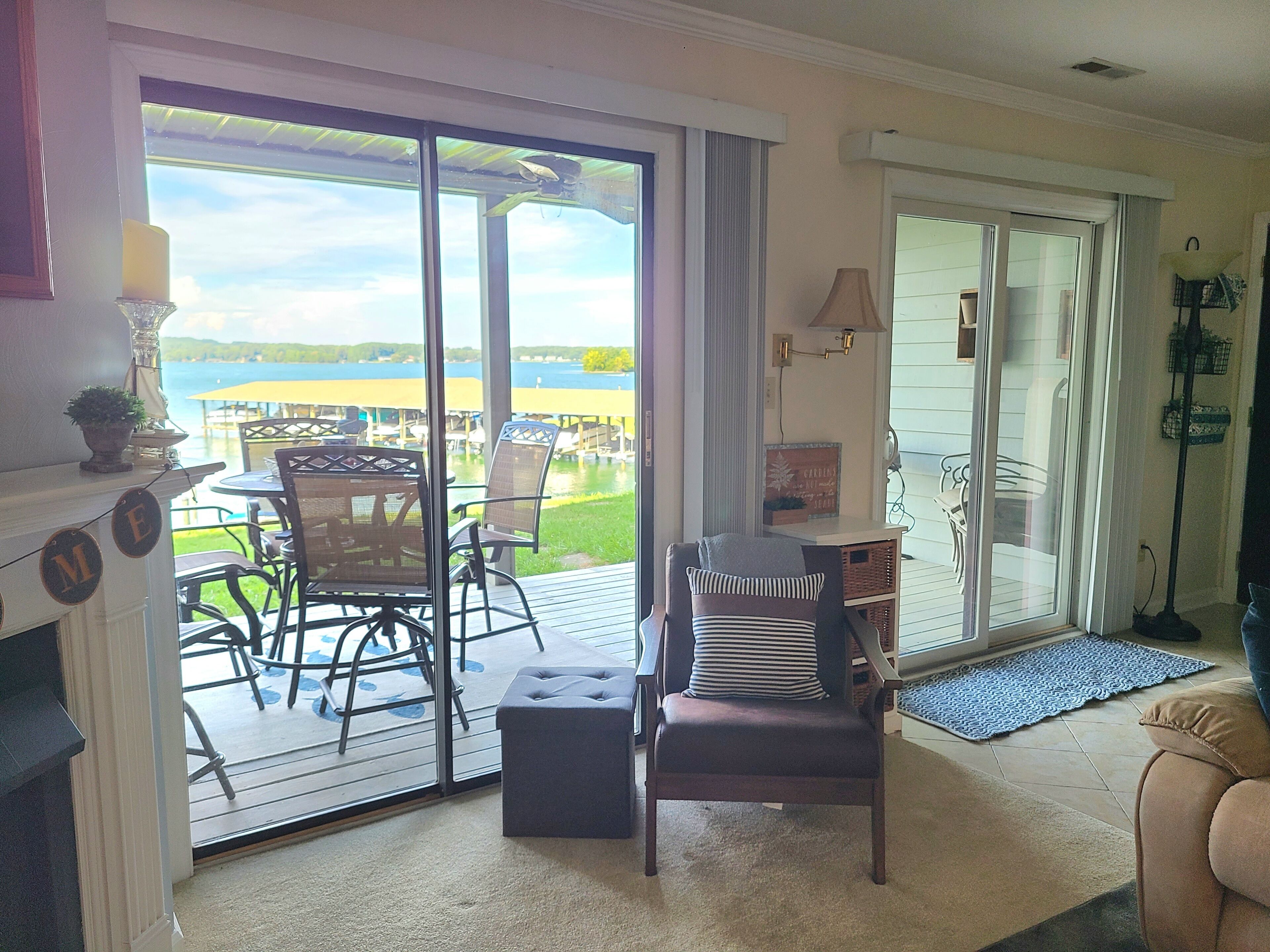 TV, DVD-spiller, bøker og filmbibliotek