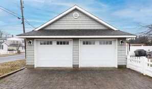 Exterior - Quaint Seaside Home Minutes from the Beach (Middletown Township)