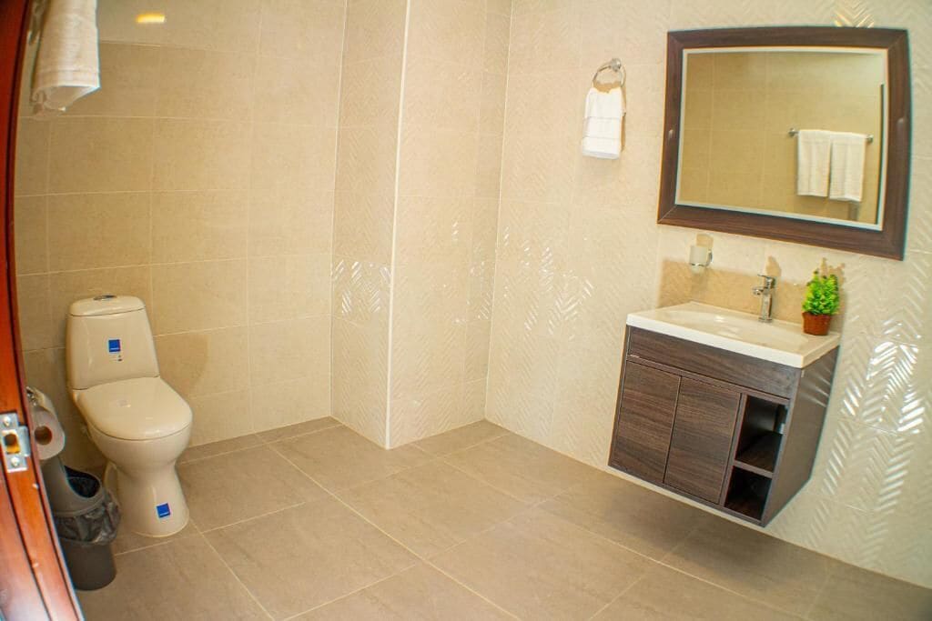 Ein Badezimmer mit Toilette, Waschbecken und Spiegel.