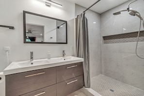 Bathtub, hair dryer, bidet, towels