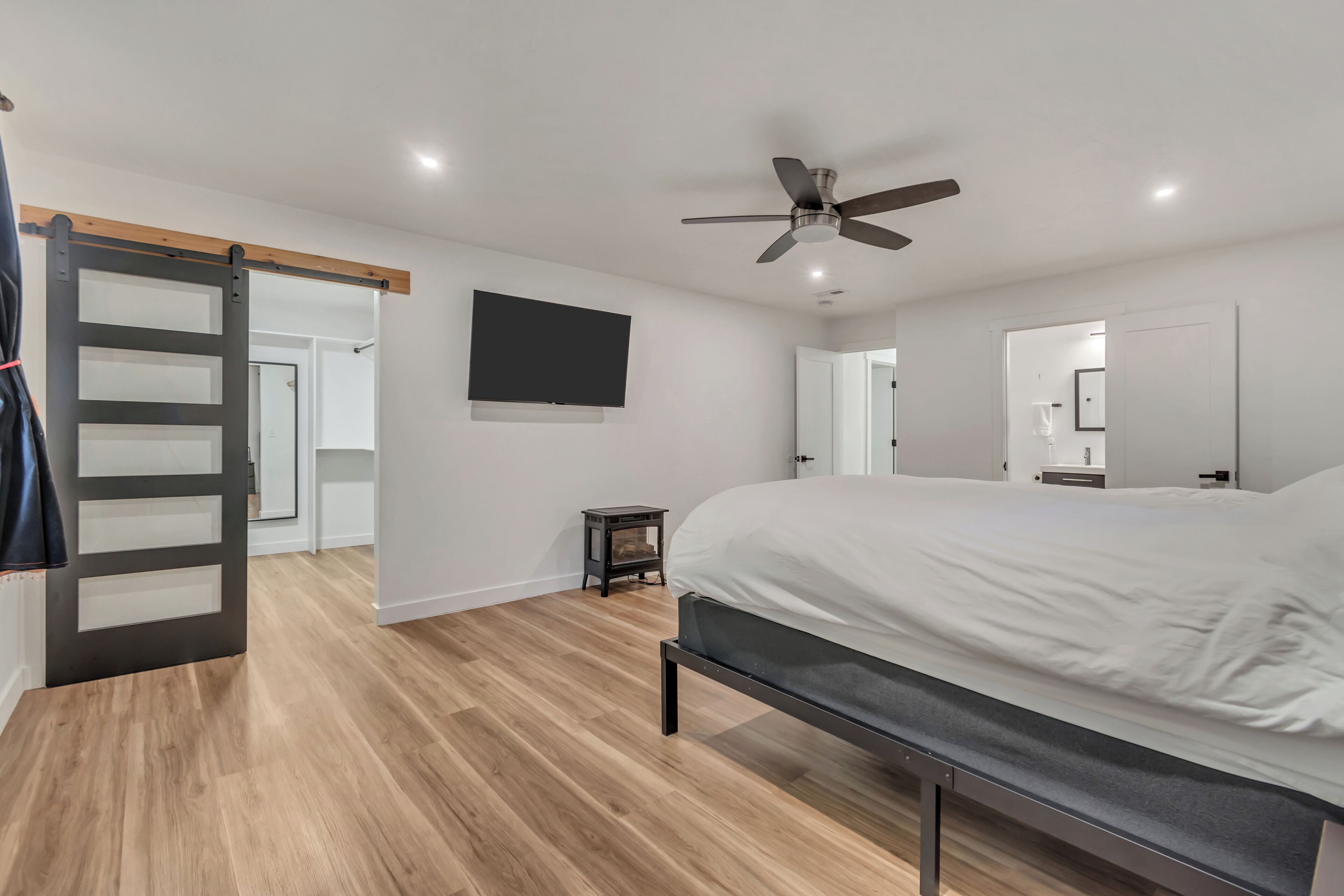 3 habitaciones, escritorio, tabla de planchar con plancha y wifi gratis 