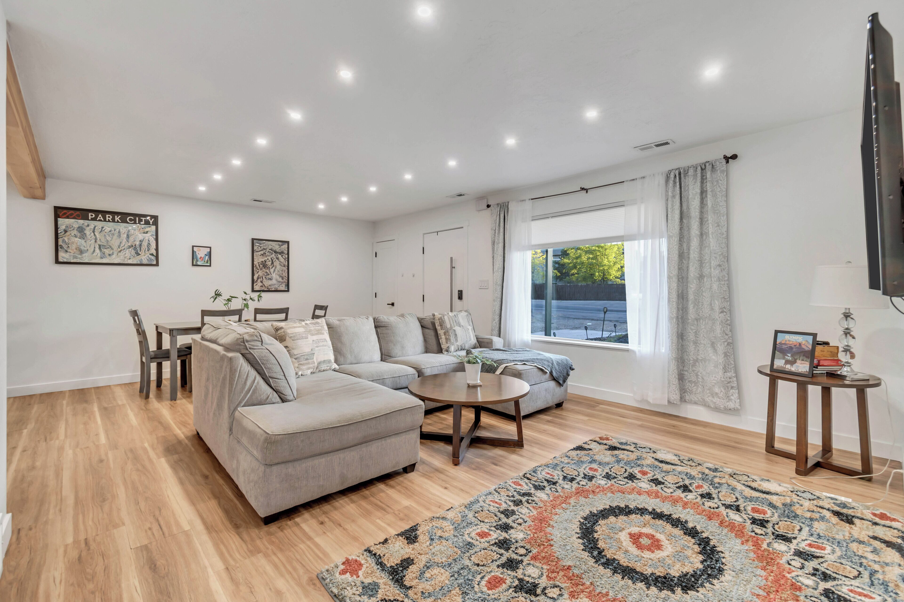 Een smart-tv, een dvd-speler, boeken en een stereo