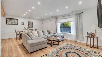 Een smart-tv, een dvd-speler, boeken en een stereo