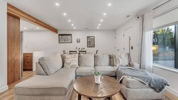 Een smart-tv, een dvd-speler, boeken en een stereo