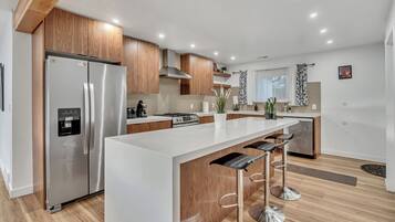 Een koelkast, een magnetron, een oven, een kookplaat