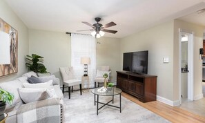 Living area - Quaint Seaside Home (Middletown Township)