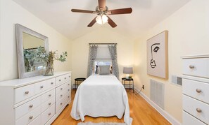 3 bedrooms, WiFi - Quaint Seaside Home (Middletown Township)