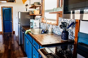 Jääkaappi, mikroaaltouuni, uuni, liesi