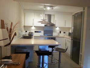 Fridge, microwave, oven, stovetop - Modern Large Apartment Easy Access To City Tourist Locations (London)