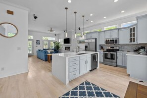 冰箱、微波炉、烤箱、炉灶