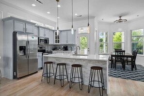 冰箱、微波炉、烤箱、炉灶