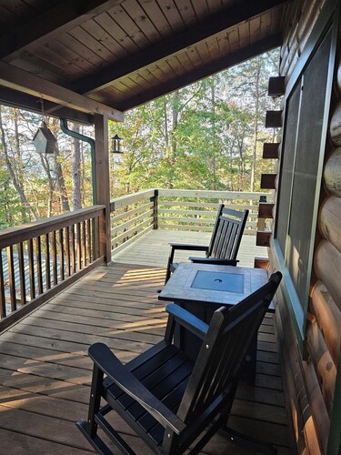 Relaxing 2 bedroom 2 bath cabin minutes from Dahlonega city center!