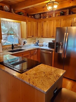 Jääkaappi, mikroaaltouuni, uuni, liesi