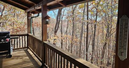 Relaxing 2 bedroom 2 bath cabin minutes from Dahlonega city center!