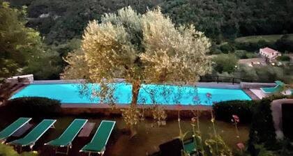 1 Bed Cottage Sleeps 4 Private Garden - Pool