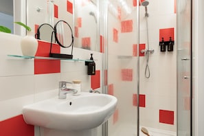 Een douche, een haardroger, handdoeken