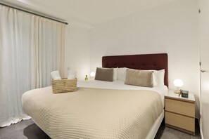 3 bedrooms, iron/ironing board, free WiFi, bed sheets - OLA LIVING MACBA 0 (Barcelona)