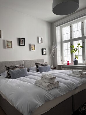 2 quartos, ferros/tábuas de passar roupa, berço de viagem