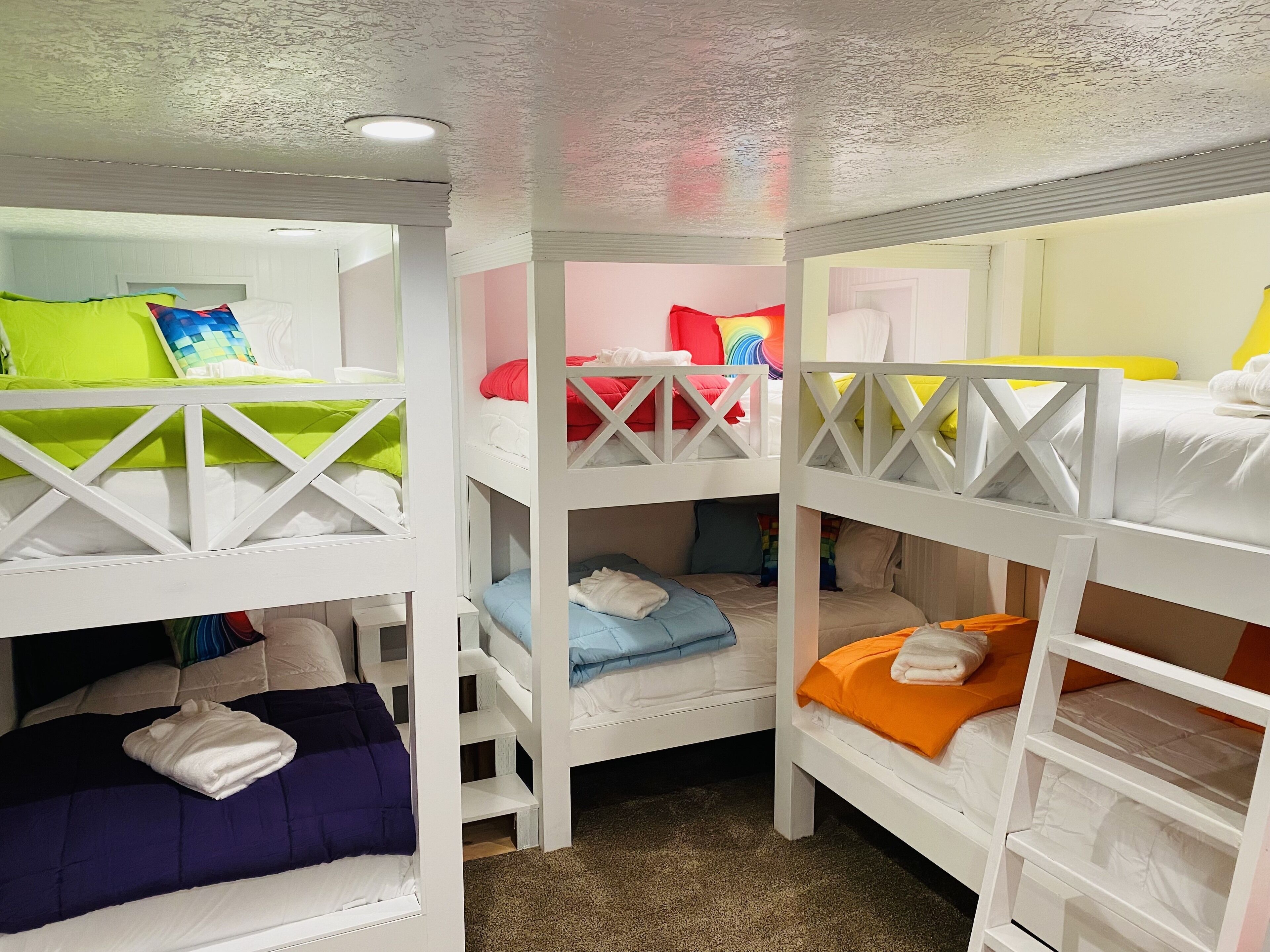 6 Schlafzimmer, Schreibtisch, Bügeleisen/Bügelbrett, Reisekinderbett