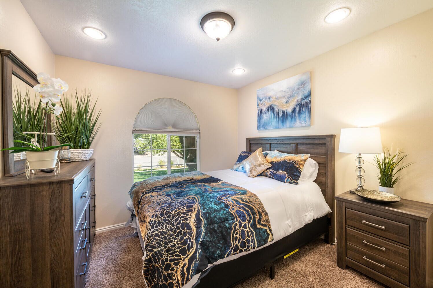 6 間睡房、書桌、熨斗/熨衫板、可攜式嬰兒床