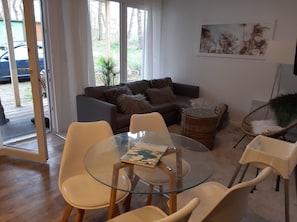 TV, fireplace - Uns Strandhus - Modernes Wohnen Trifft auf Naturbelassenheit (Röbel/Müritz)