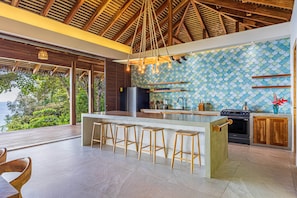 Køleskab, ovn, kogeplade, kaffe-/temaskine