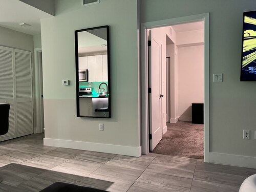 MODERN 1 BEDROOM 1 BATHROOM CONDO NEAR FLL AIRPORT